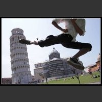 Pomysły turystów na zdjęcia z Krzywą Wieżą w Pizie...