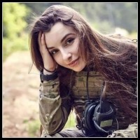 Rosyjskie groźne i seksowne dziewczyny z bronią, cosplay...