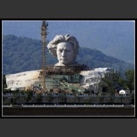 Tymczasem w Chinach zbudowano wielką głowę Mao na 116 jego rocznicę urodzin...