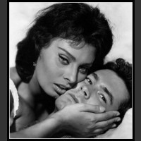 Sophia Loren i Anthony Perkins w filmie Pożądanie w cieniu wiązów (1958) ...